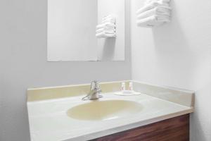 Bilik mandi di Super 8 by Wyndham Havre