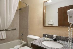 Ένα μπάνιο στο Super 8 by Wyndham New Castle +32 φωτογραφίες
