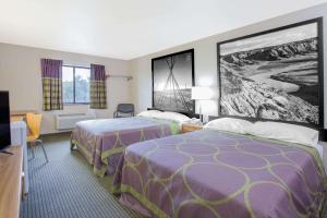 A bed or beds in a room at Super 8 by Wyndham Havre