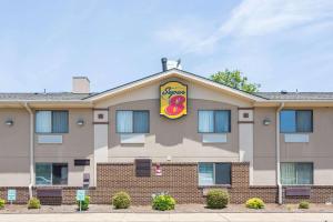 Un hotel con un cartel en la entrada. en Super 8 by Wyndham Hampton, en Hampton