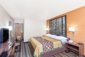 Piccola camera d'albergo con letto e TV di Super 8 by Wyndham Norton VA a Norton