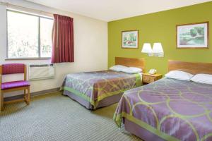 Un pat sau paturi într-o cameră la Super 8 by Wyndham Richmond/Broad Street