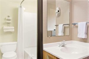 Gallery image of Super 8 by Wyndham Spokane/West in Airway Heights +13 photos