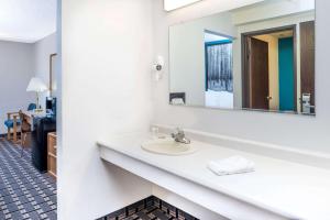 Gallery image of Super 8 by Wyndham Lincoln West in Lincoln +9 photos
