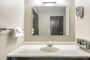 W łazience znajduje się umywalka i lustro. w obiekcie Super 8 by Wyndham Kimball w mieście Kimball