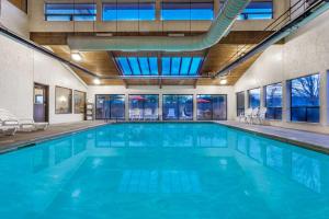 duży basen z niebieską wodą w budynku w obiekcie Super 8 by Wyndham Union Gap Yakima Area w mieście Union Gap