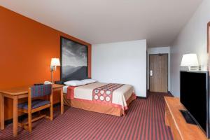 Letto o letti in una camera di Super 8 by Wyndham Dumfries/Quantico