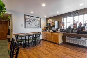 Una cocina o cocineta en Super 8 by Wyndham Douglas