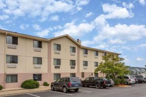 un edificio con auto parcheggiate in un parcheggio di Super 8 by Wyndham Dumfries/Quantico a Dumfries