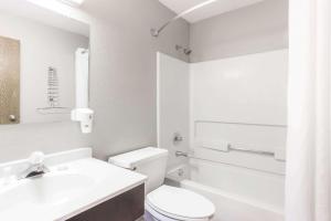 Et badeværelse på Super 8 by Wyndham St. Charles