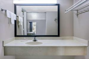 Bilik mandi di Super 8 by Wyndham Locust Grove