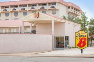 una super señal frente a un edificio en Super 8 by Wyndham Lubbock Civic Center North, en Lubbock