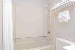 Bathroom sa Super 8 by Wyndham Taos