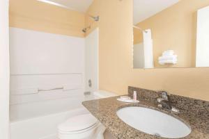 y baño con lavabo, aseo y espejo. en Super 8 by Wyndham Nephi en Nephi