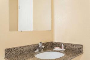 Kamar mandi di Super 8 by Wyndham Nephi