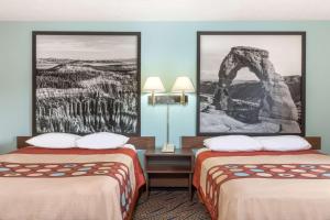 Postel nebo postele na pokoji v ubytování Super 8 by Wyndham Cedar City
