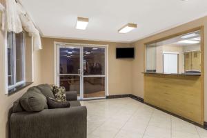 TV a/nebo společenská místnost v ubytování Super 8 by Wyndham Nephi + 10 fotografií