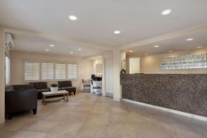 Posezení v ubytování Days Inn by Wyndham San Diego Hotel Circle