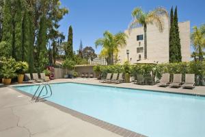 Bazén v ubytování Days Inn by Wyndham San Diego Hotel Circle nebo v jeho okolí