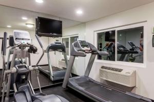Fitness centrum a/nebo fitness zařízení v ubytování Days Inn by Wyndham San Diego Hotel Circle