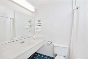 Koupelna v ubytování Super 8 by Wyndham Hollywood/LA Area