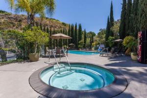 Bazén v ubytování Days Inn by Wyndham San Diego Hotel Circle nebo v jeho okolí