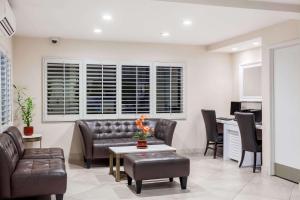 Posezení v ubytování Days Inn by Wyndham San Diego Hotel Circle
