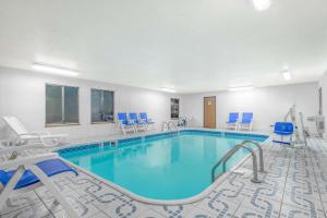 een zwembad met blauw water in een hotelkamer bij Super 8 by Wyndham Vincennes in Vincennes