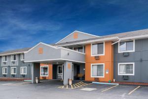 Un edificio con un estacionamiento enfrente. en Super 8 by Wyndham Rochester Mayo Clinic Area, en Rochester