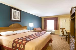 Una cama o camas en una habitación de Super 8 by Wyndham Covington 16 fotos más