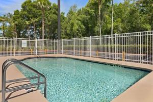 una piscina con una recinzione intorno di Days Inn by Wyndham Orange Park/Jacksonville a Orange Park
