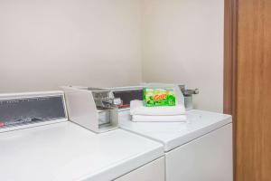 een witte wasmachine en droger in de kamer bij Super 8 by Wyndham Du Quoin in Du Quoin