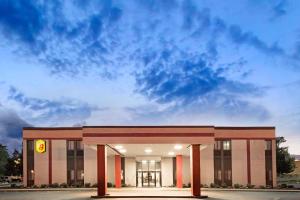 ブロックトンにあるSuper 8 by Wyndham Brocktonの曇天を背景にしたガソリンスタンド