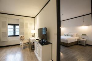 Ein Bett oder Betten in einem Zimmer der Unterkunft The Raweekanlaya Bangkok