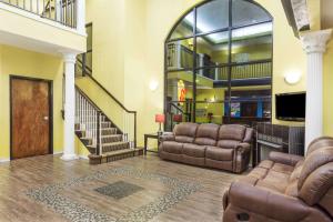 Super 8 by Wyndham Hull Street Midlothian Richmond Area的休息区