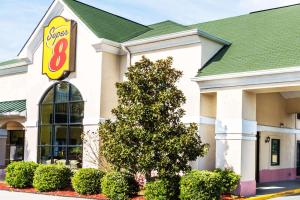 中洛锡安Super 8 by Wyndham Hull Street Midlothian Richmond Area的快餐店前的商店
