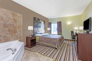 Super 8 by Wyndham Hull Street Midlothian Richmond Area的电视和/或娱乐中心