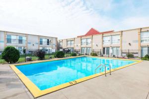La alberca dentro o cerca de Super 8 by Wyndham Cambridge/Kitchener/Waterloo Area