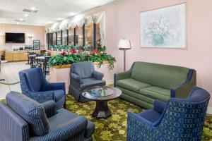 - une salle d'attente avec des chaises, un canapé et une table dans l'établissement Days Inn by Wyndham Walterboro, à Walterboro
