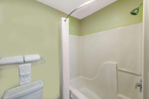 uma casa de banho com um WC branco e um chuveiro em Super 8 by Wyndham Sulphur Lake Charles em Sulphur