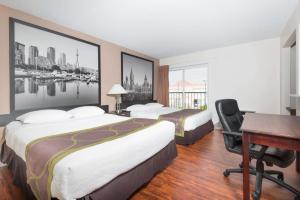 Una cama o camas en una habitación de Super 8 by Wyndham Cambridge/Kitchener/Waterloo Area 6 fotos más