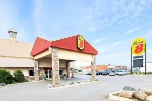 un restaurante McDonalds con un cartel en un estacionamiento en Super 8 by Wyndham Cambridge/Kitchener/Waterloo Area, en Cambridge