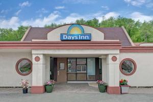a days inn sign on top of a building at Days Inn by Wyndham Washington in Washington