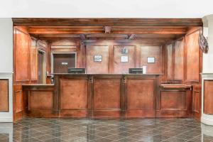 um tribunal vazio com paredes com painéis de madeira em Super 8 by Wyndham Danville em Danville
