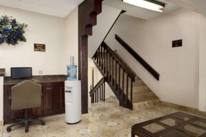 Habitación con escalera, escritorio y silla. en Super 8 by Wyndham Carlsbad, en Carlsbad