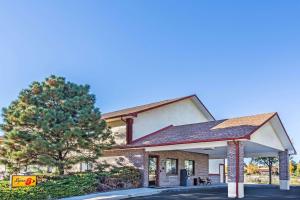 un edificio con un árbol delante en Super 8 by Wyndham Greeley, en Greeley