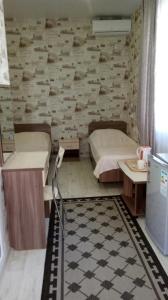 アナパにあるLivadiya Guest Houseの石壁のベッドルーム1室(ベッド2台付)