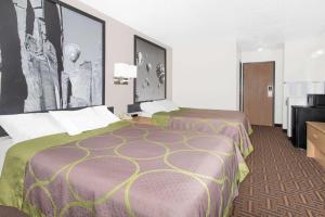 Ένα ή περισσότερα κρεβάτια σε δωμάτιο στο Super 8 by Wyndham Bloomfield