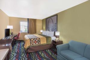 Gallery image of Super 8 by Wyndham Farmington in Farmington