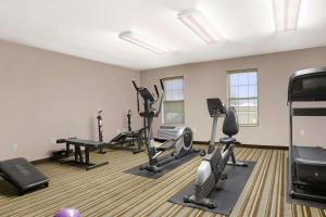 un gimnasio con cintas de correr y equipo cardiovascular en una habitación en Super 8 by Wyndham Stafford/Springfield Area, en Strafford